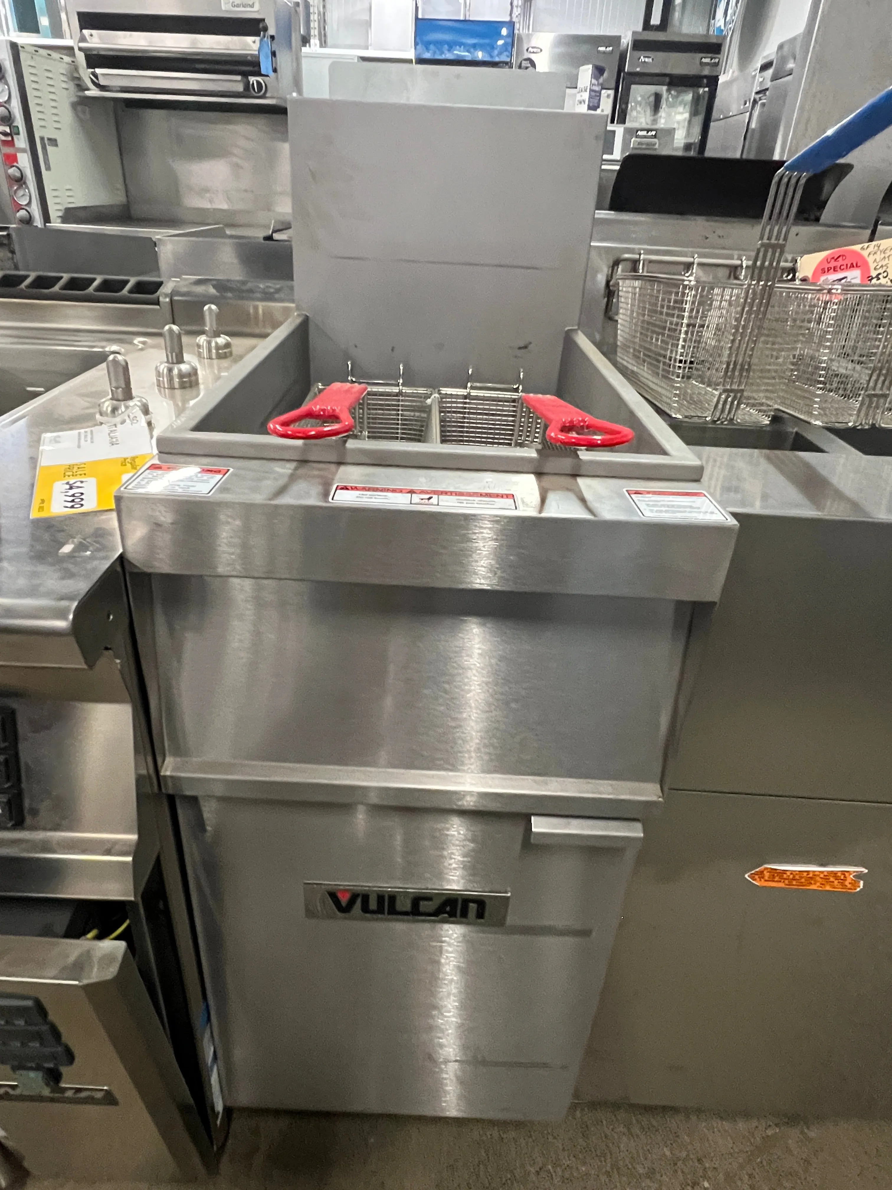 (SHOWROOM MODEL) Vulcan 1GR45M 45 Lb. Natural Floor Fryer - 120,000 BTU