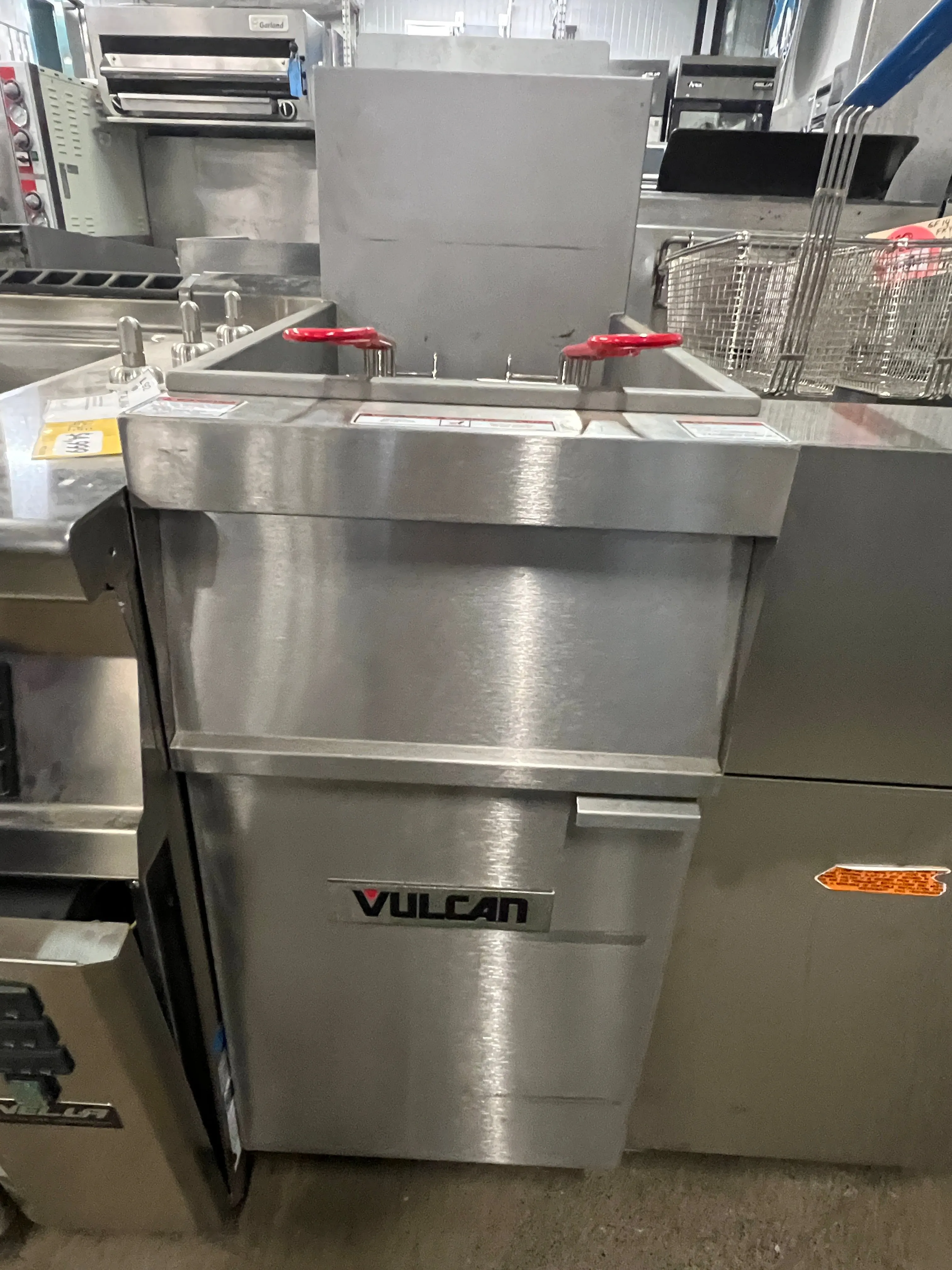 (SHOWROOM MODEL) Vulcan 1GR45M 45 Lb. Natural Floor Fryer - 120,000 BTU