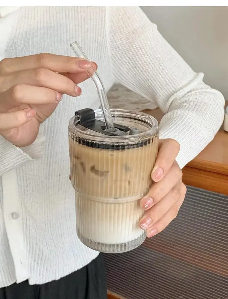 WEZOSHINET 450ml Drink Coffee Glass Cup with Lid and Straw Transparent Bubble Tea Cup Juice Glass Milk Mocha Cup Breakfast Mug Ultimate Glassware Sipper for Home, Kids (450ML Stripe Mug / 1Pcs)